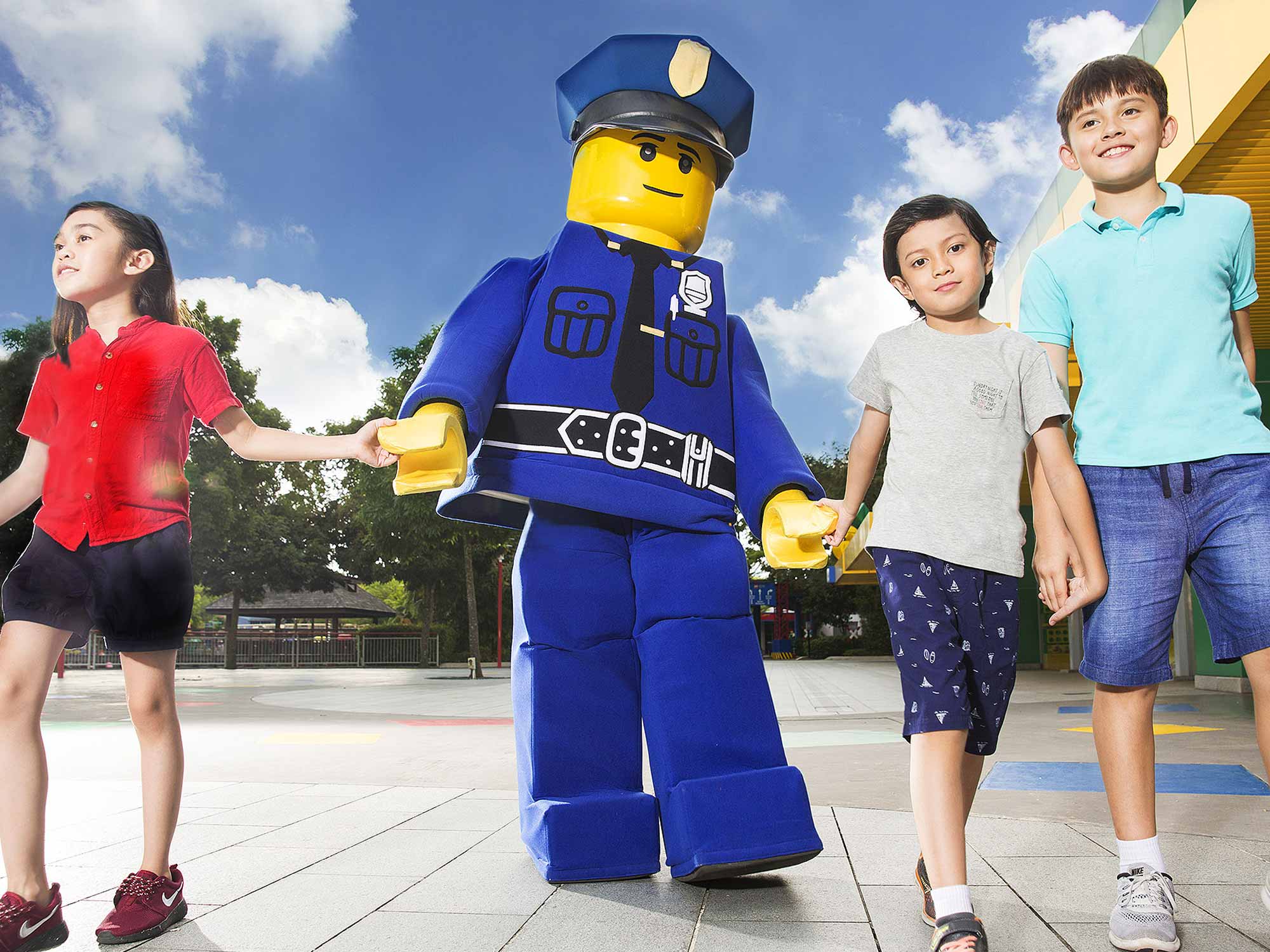 Ayo bergembira di LEGOLAND dengan 70 wahana permainan berbagai atraksi dan keriangan yang tidak pernah habis di Taman Hiburan Internasional yang pertama